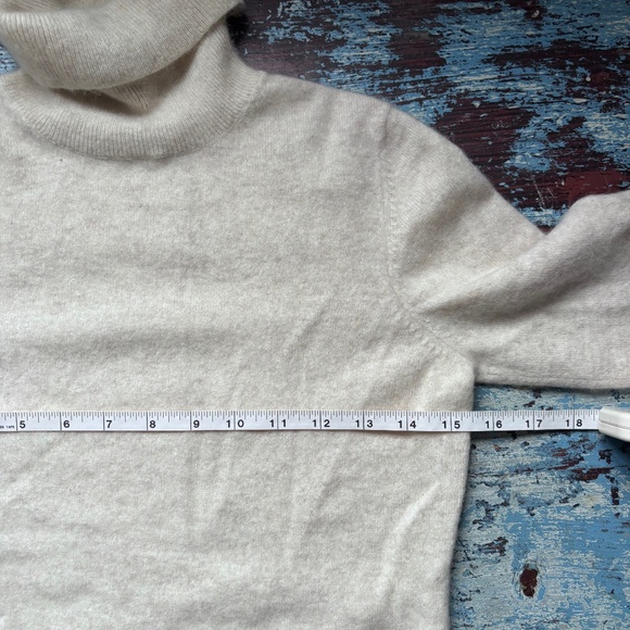 ANN TAYLOR 100% Cashmere Turtleneck Sweater Oatmeal - Picture 4 of 6